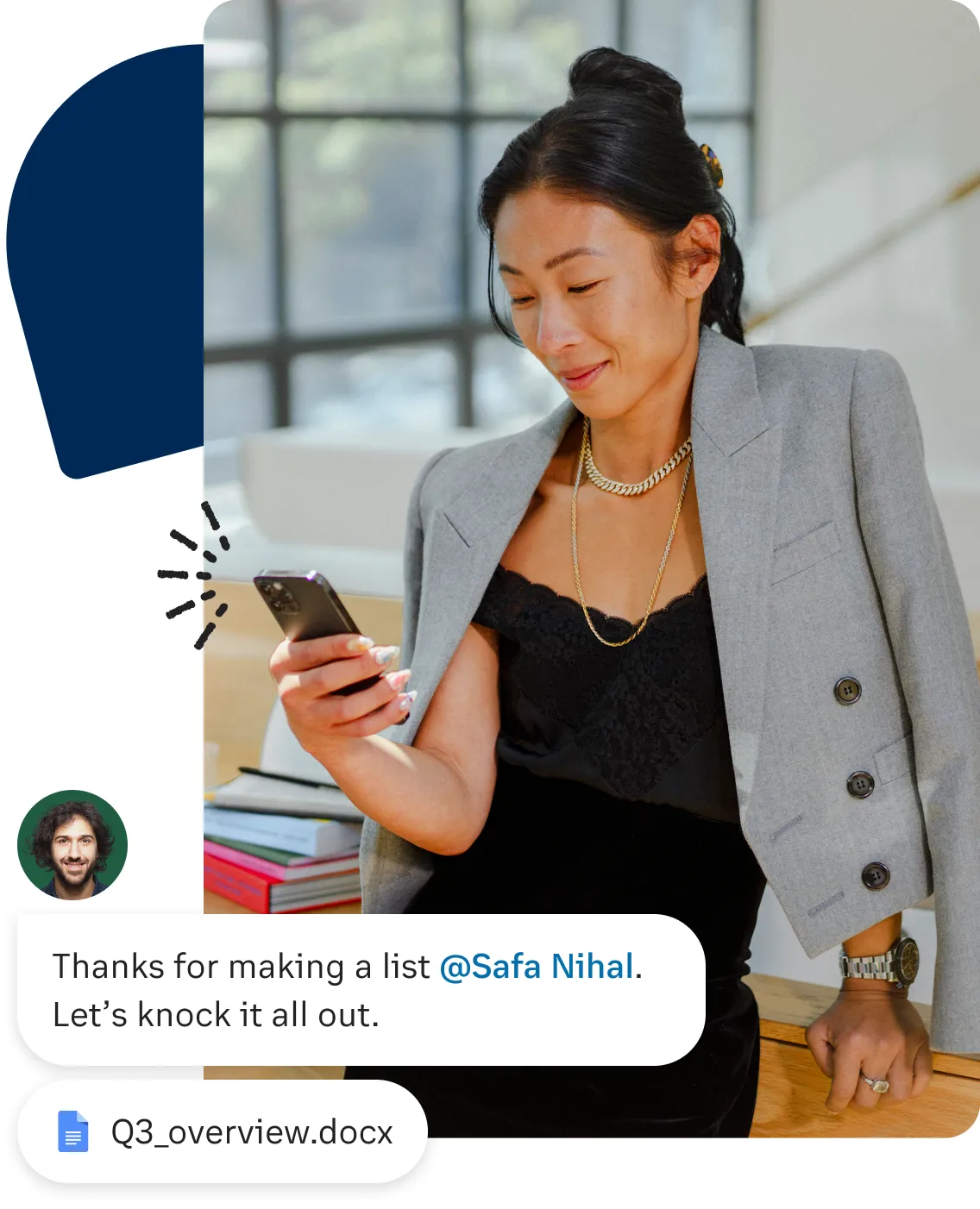 Une responsable collabore avec un collègue en utilisant l’application RingCentral sur son téléphone portable