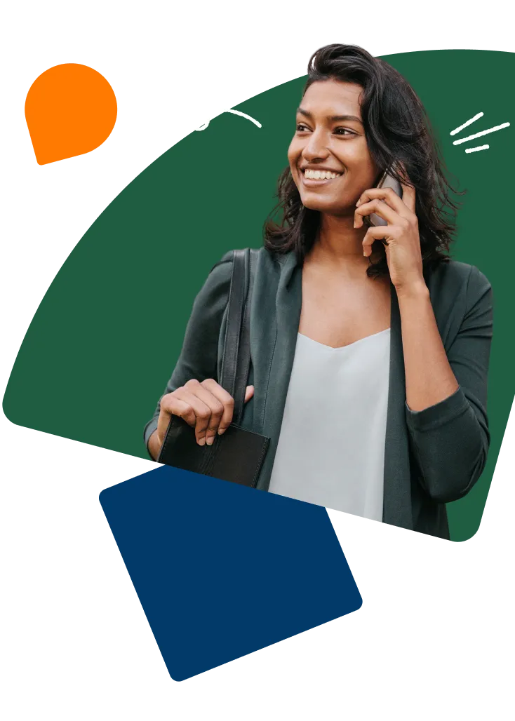 Une femme utilisant RingCentral pour passer un appel