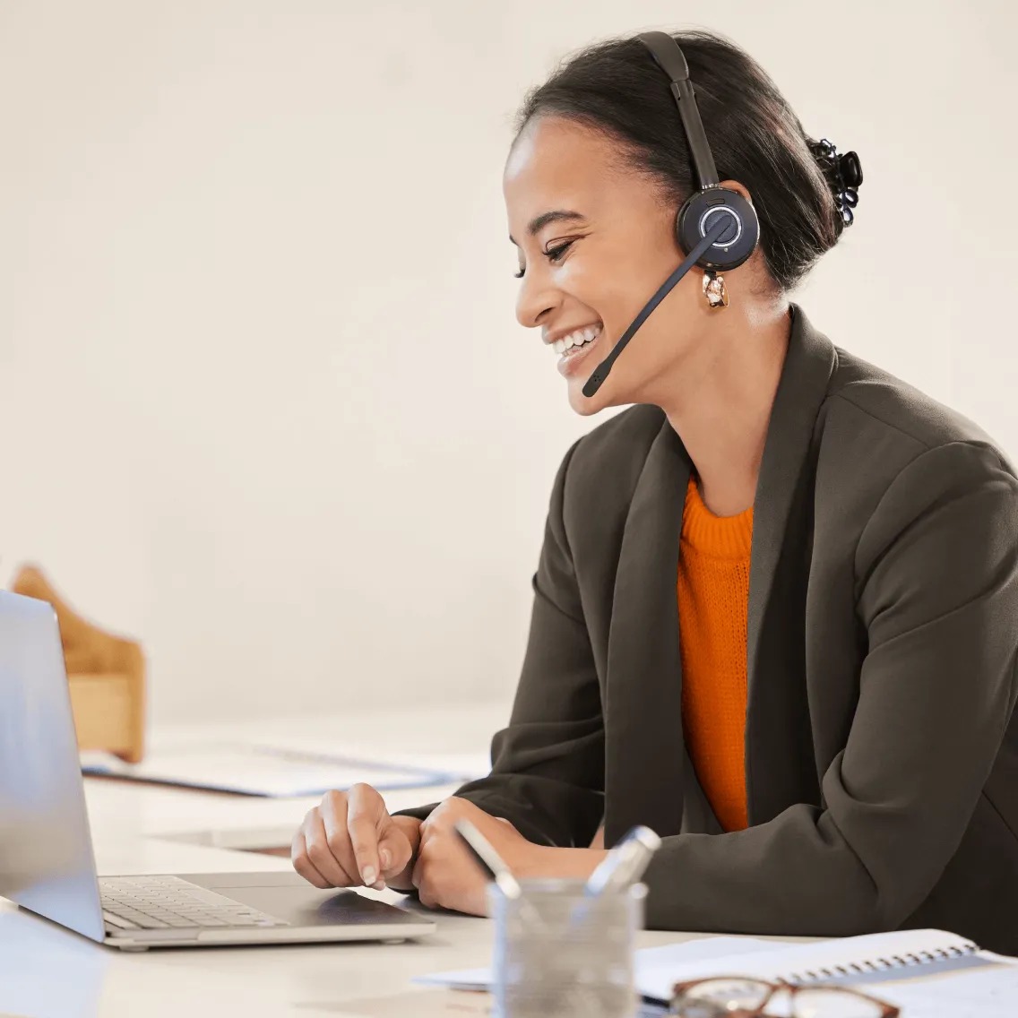 A female contact center agent on an ongoing customer support call