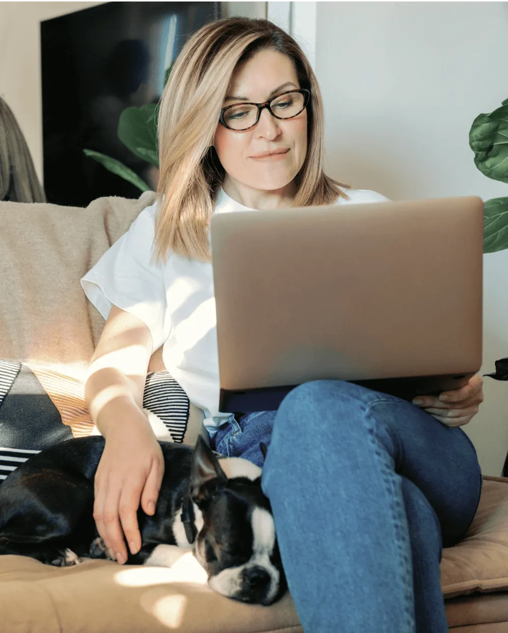 Una mujer que trabaja desde casa con su computadora portátil