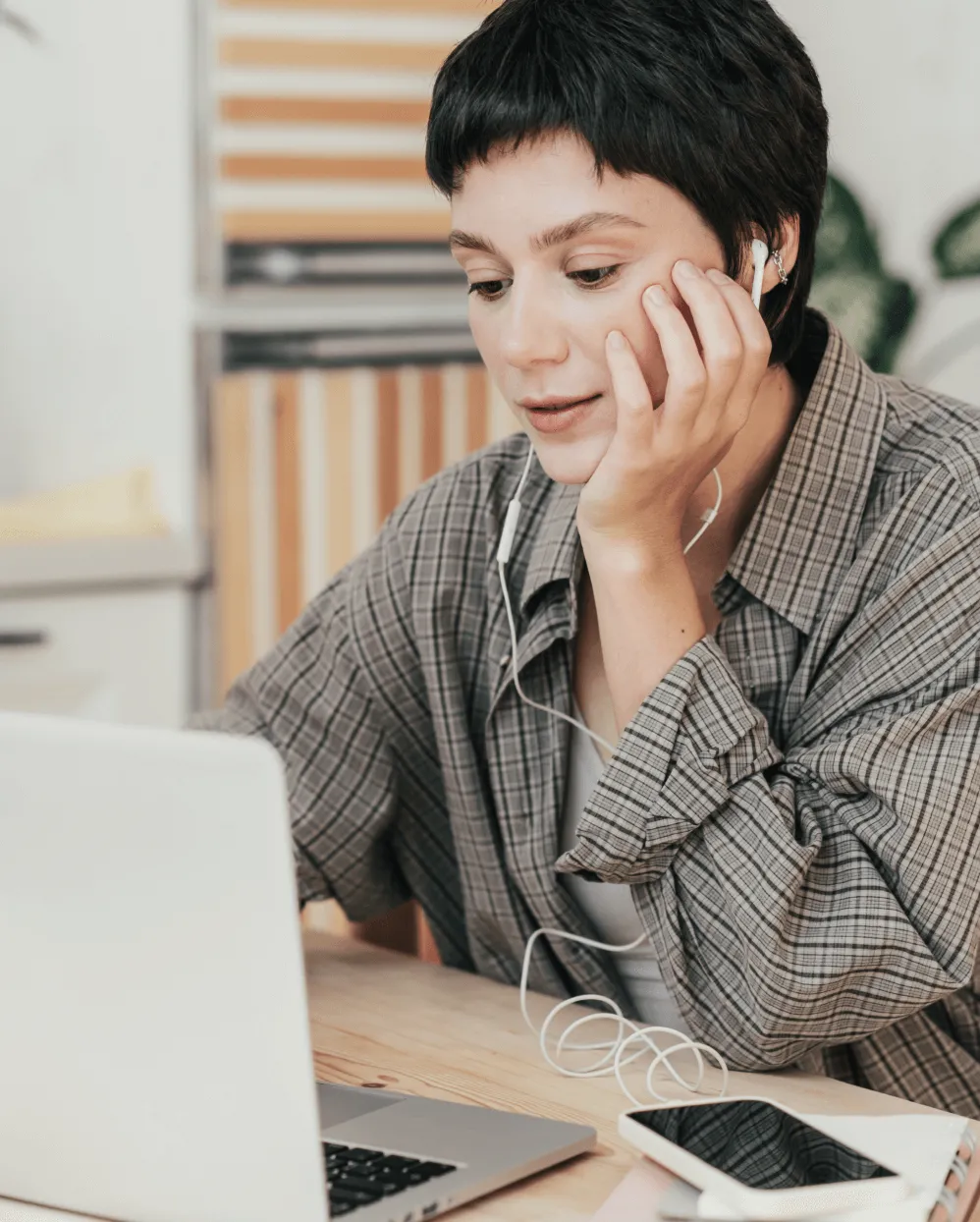Una mujer que asiste a una reunión en línea con su computadora portátil