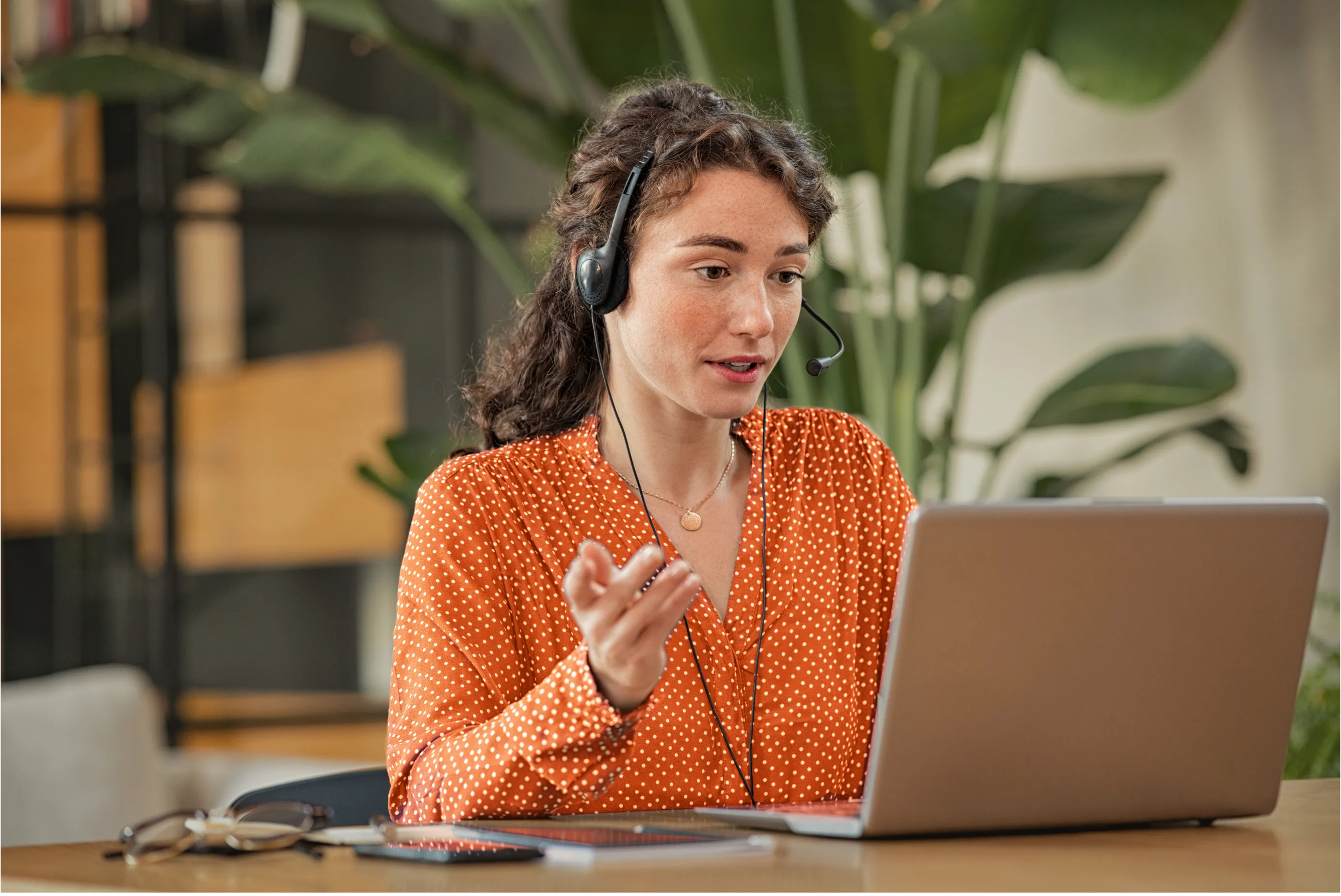A female contact center agent speaking with a customer