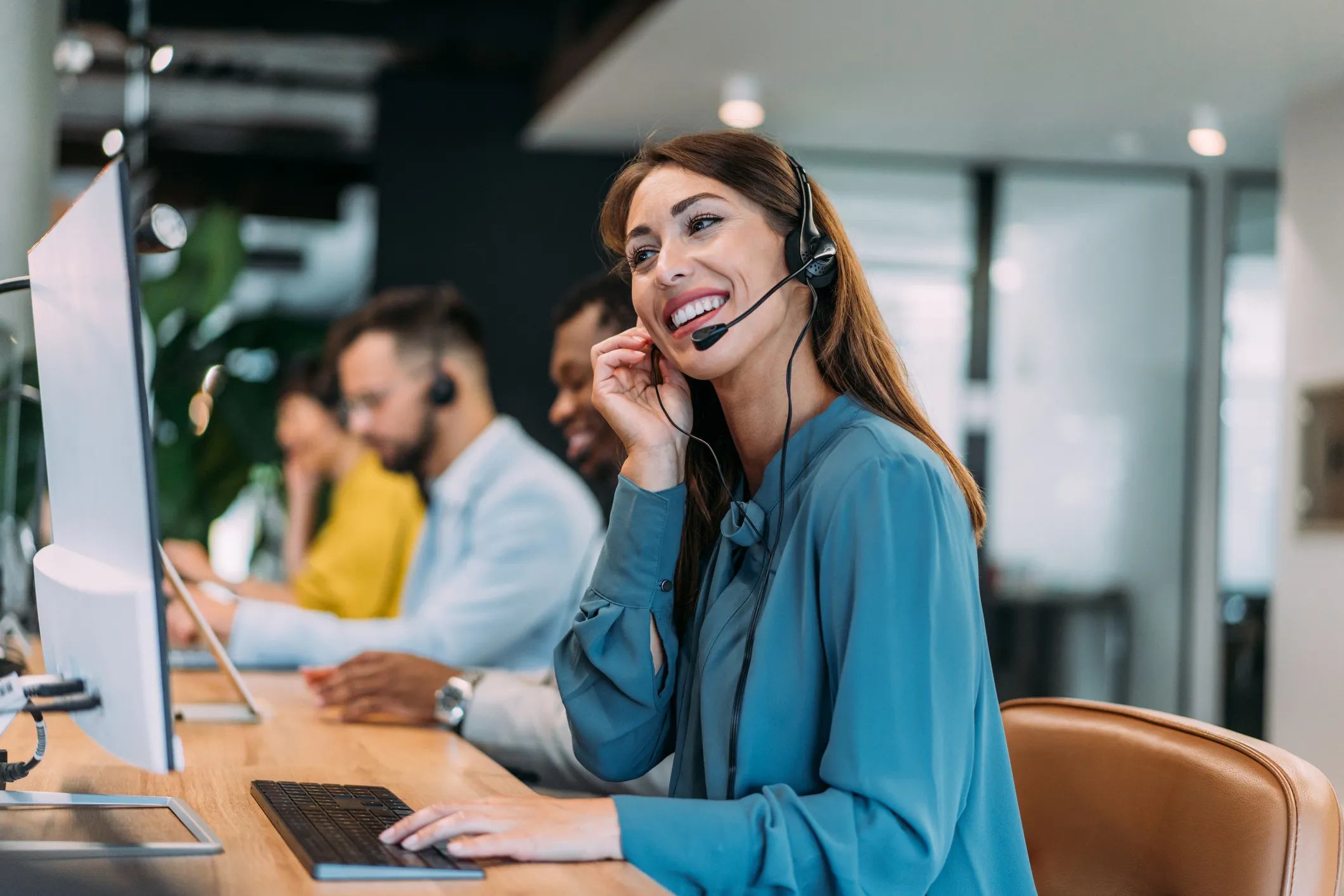 a female contact center agent chatting with a customer