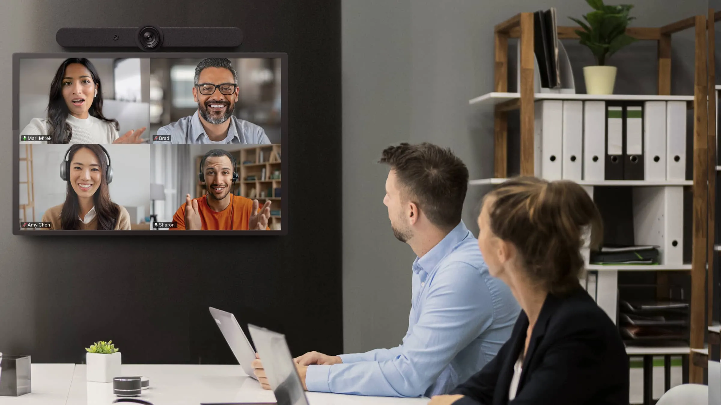 Play Video: A hybrid team using RingCentral VideoCall to collaborate on a project