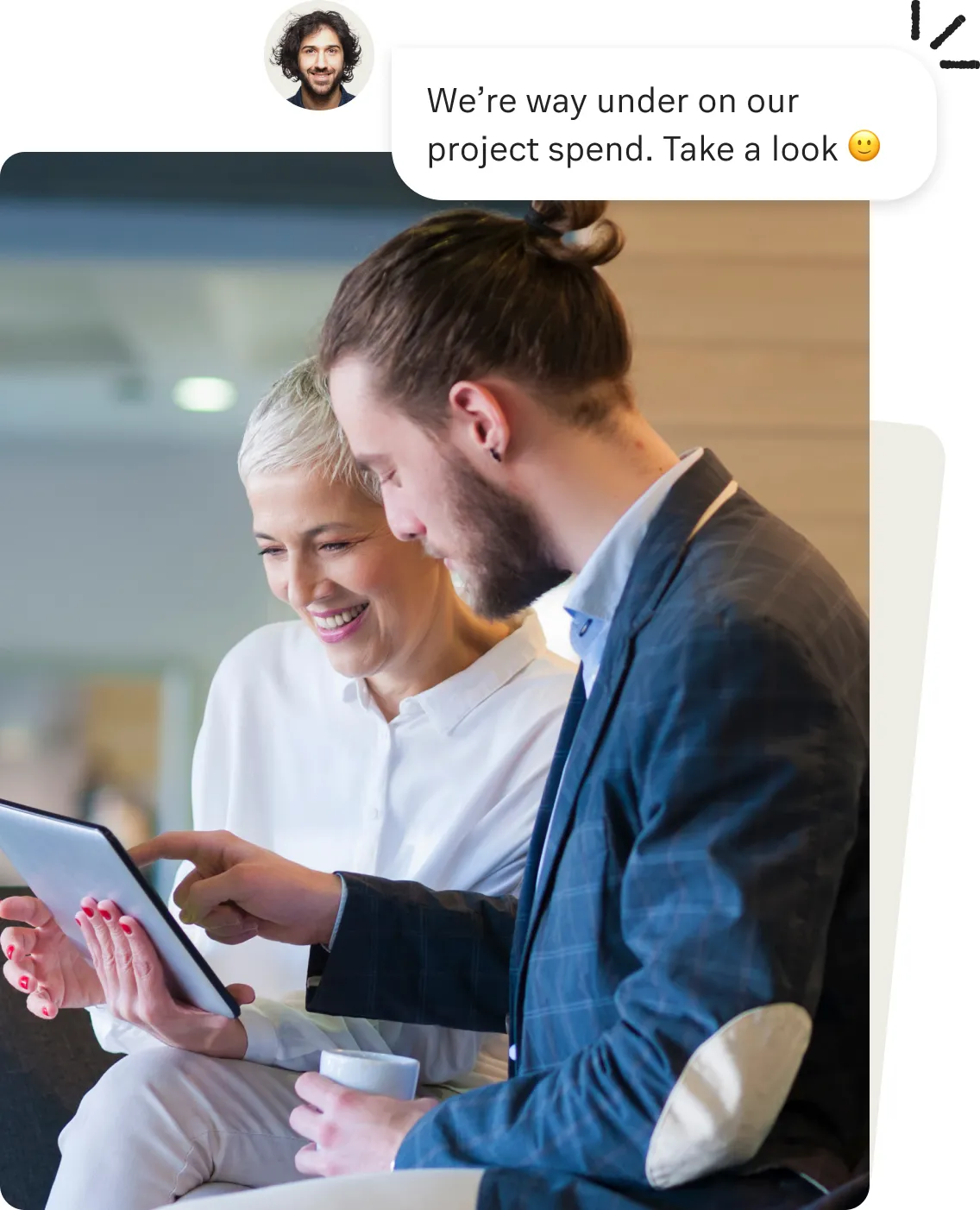 Zwei Personen, die an einem Projekt arbeiten
