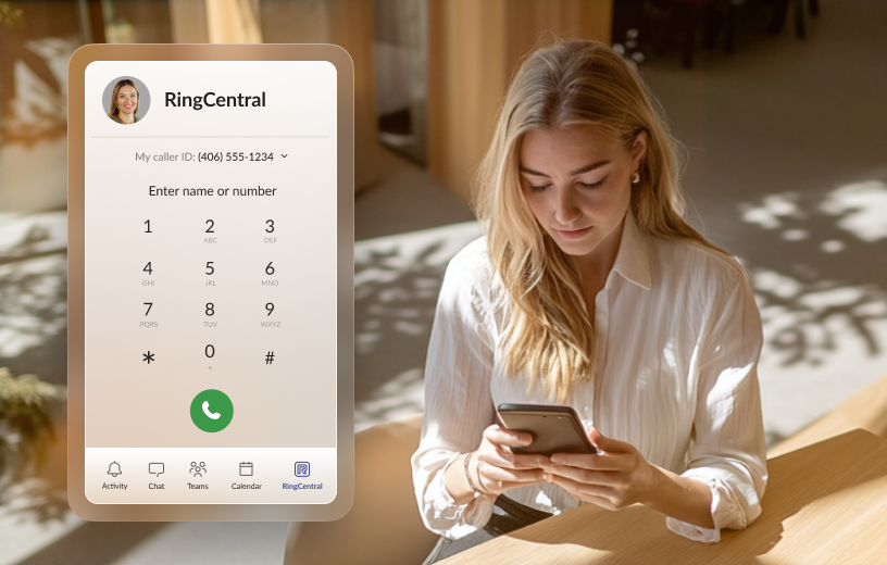 Eine Frau nutzt RingCentral für Microsoft Teams, um auf ihrem Smartphone zu telefonieren.