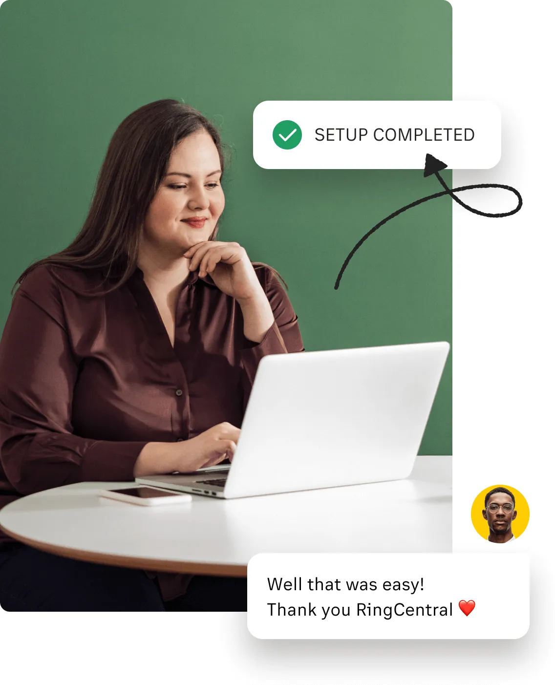 Una mujer que sonríe a su computadora portátil tras la configuración de RingCentral
