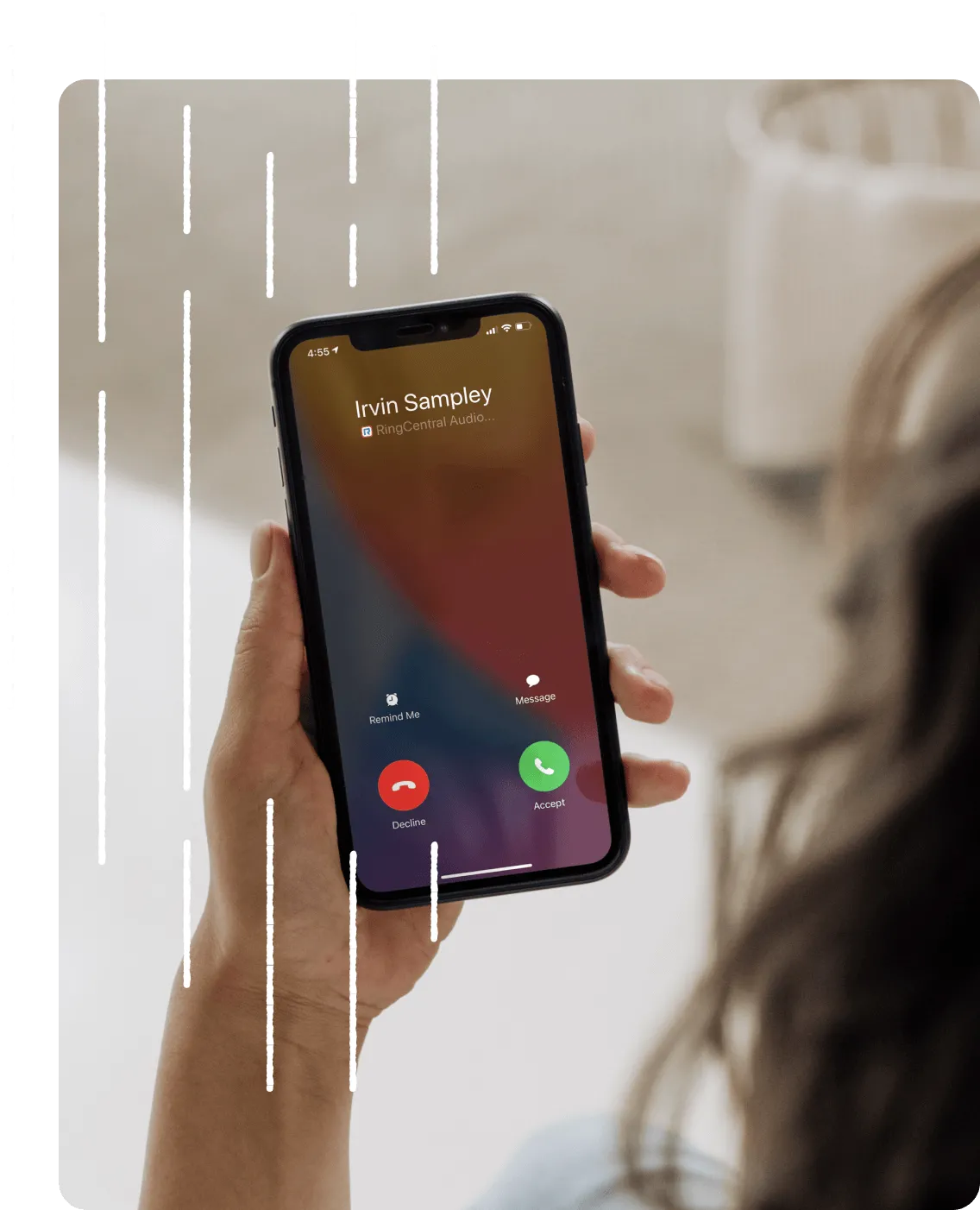 Propietario de negocio que prueba las funciones de llamada de RingCentral