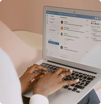 Miembro del equipo GSP de RingCentral que utiliza el servicio de mensajería para coordinar con un representante de Telus