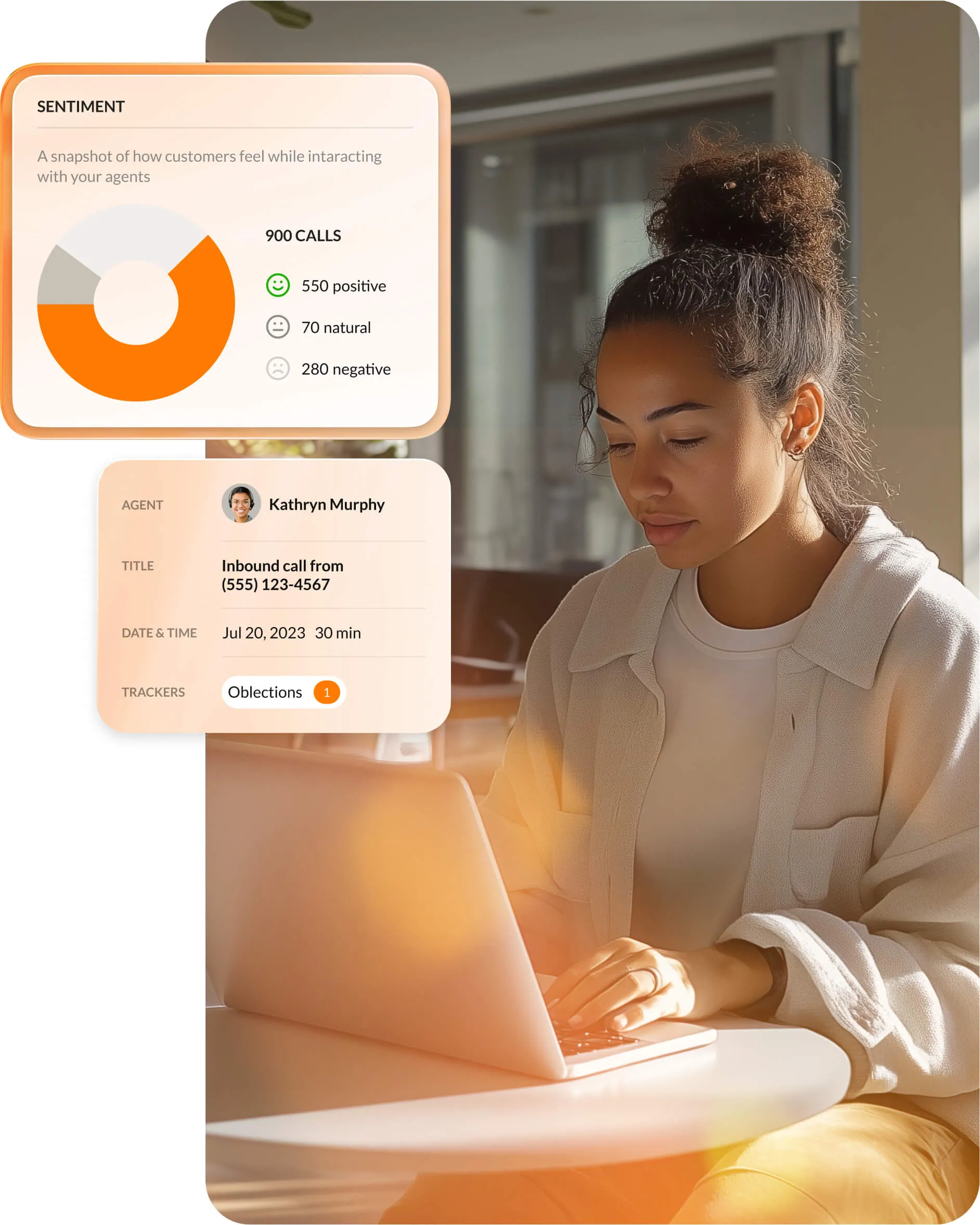 Deux responsables du centre de contact en train d’examiner les feuilles de résultat d’un agent