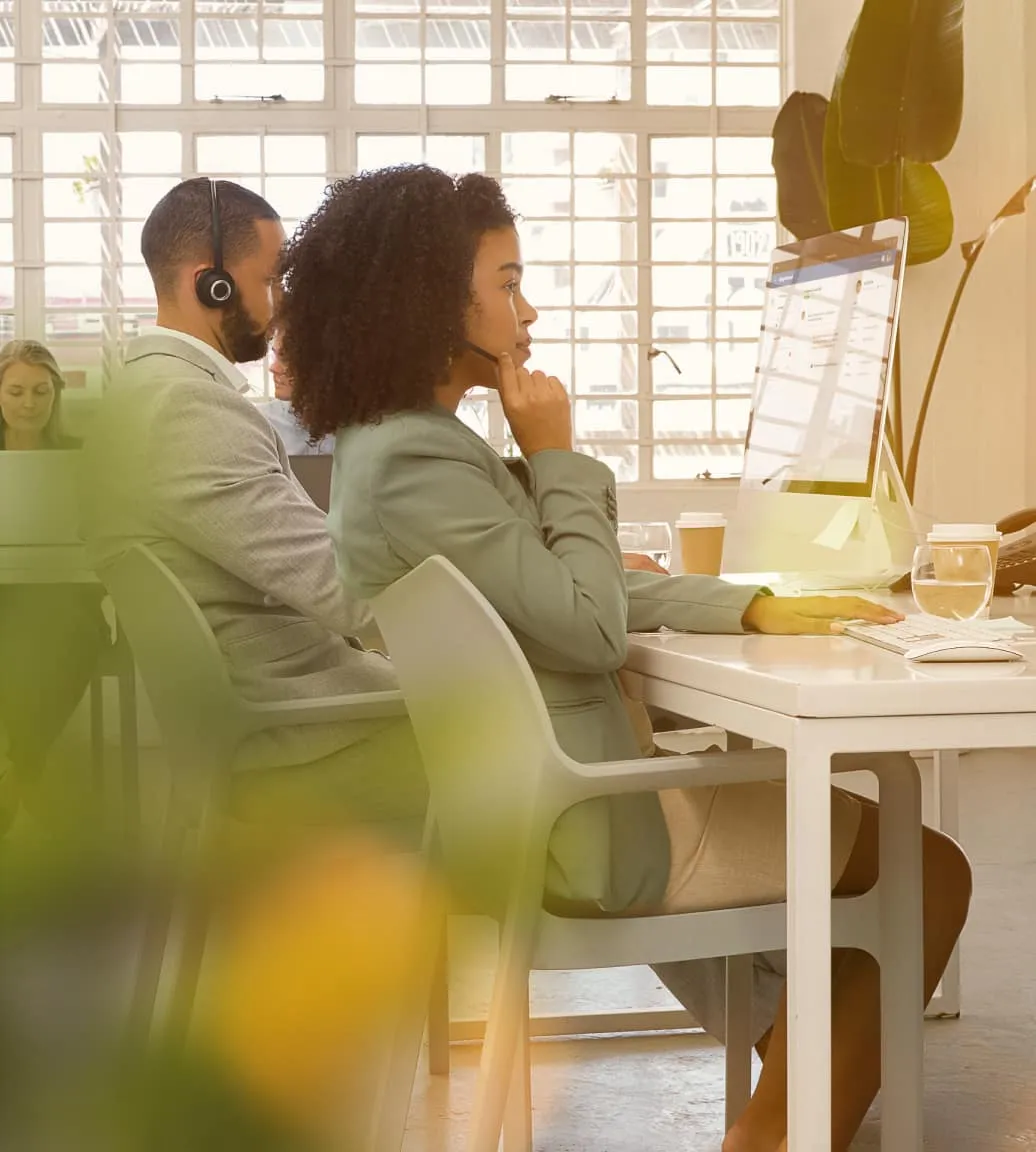 Deux employés en train de travailler sur leurs ordinateurs