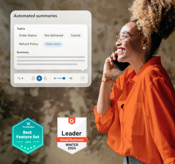 Bild einer Frau, die lächelnd ihr Smartphone nutzt. Zusätzlich sind die Funktion für automatische Zusammenfassungen in der RingCentral App zu sehen sowie Abzeichen von Trust Radius für den besten Funktionsumfang und von G2.com für den Leader im Bereich Kleinunternehmen im Winter 2024