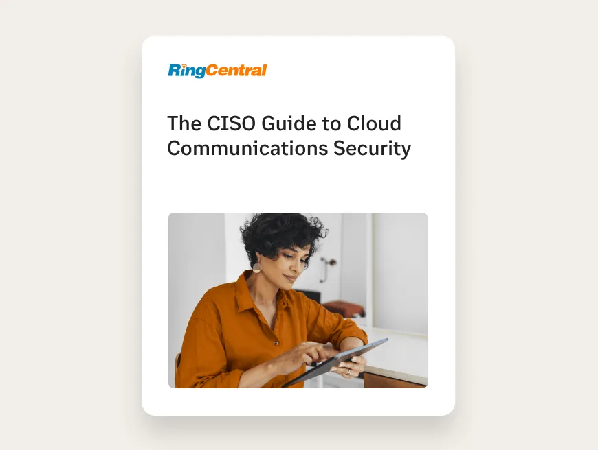 Une femme lit le guide du DSI pour la sécurité des communications cloud au format e-book sur son ordinateur portable