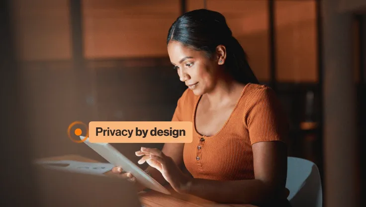 Une femme regardant les fonctionnalités liées à la protection des données de l’application RingCentral sur une tablette.