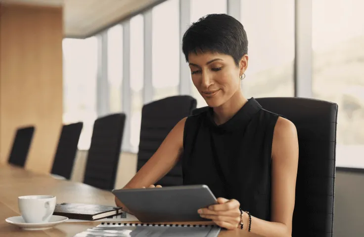 Une femme vérifiant des documents sur sa tablette