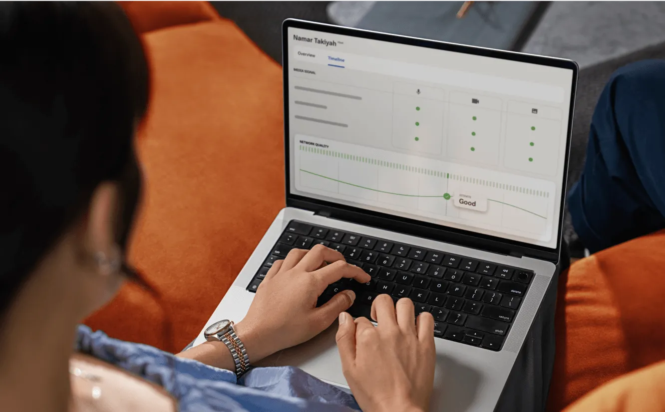 Eine Frau überprüft die Netzwerkqualität auf ihrem Laptop.
