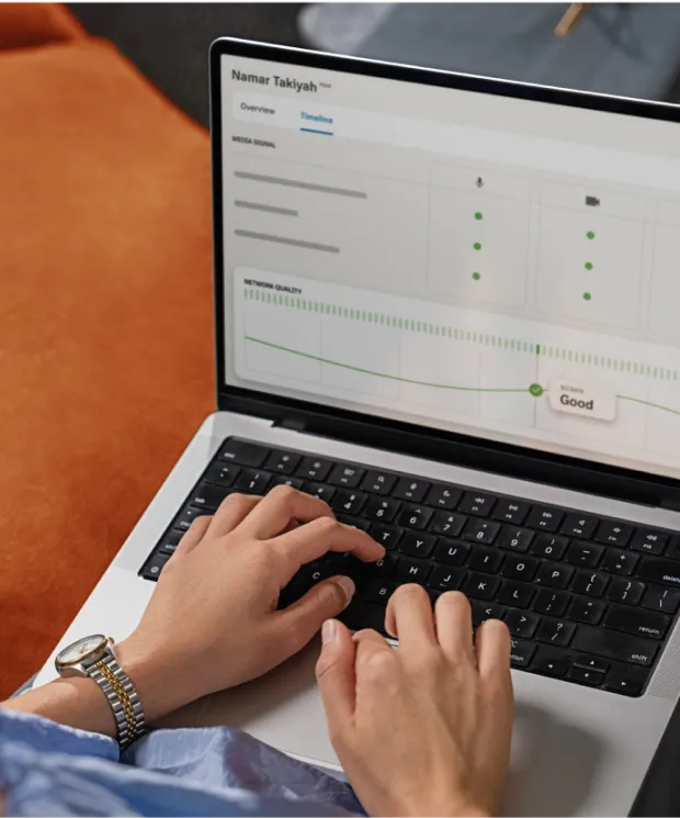 Eine Frau überprüft die Netzwerkqualität auf ihrem Laptop.