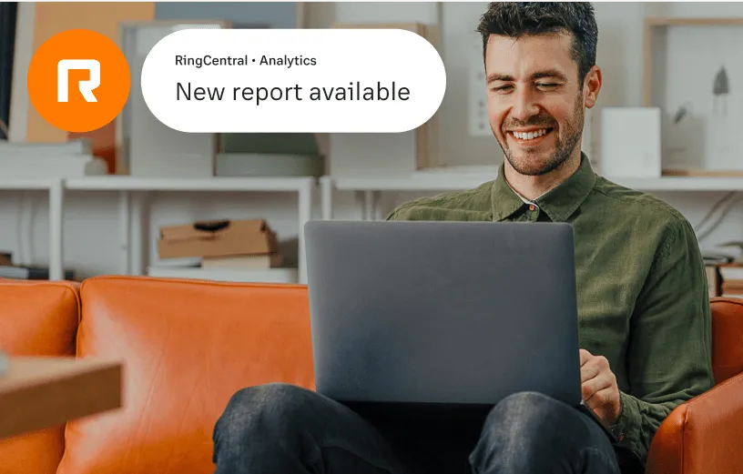 Ein Mann erhält einen Analyse-Bericht von der RingCentral App