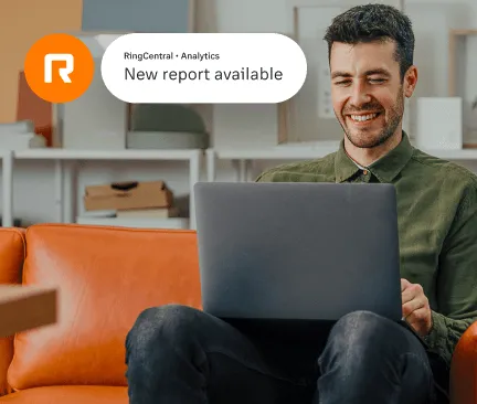 Ein Mann erhält einen Analyse-Bericht von der RingCentral App