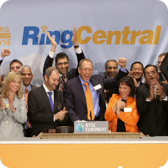 Vlad Shmunis y algunos empleados de RingCentral en la Bolsa de Nueva York 